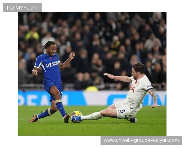 热刺霍伊别尔中场拦截干净利落