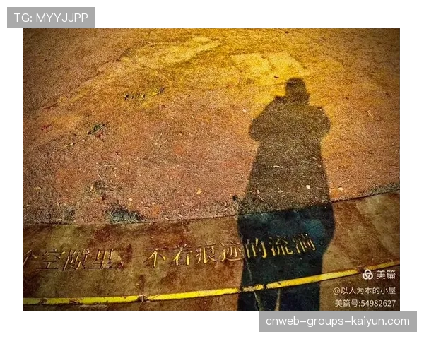 ⏳岁月才是最无情的对手：曾经在球场上风驰电掣的“追风少年”，如今只能坐在替补席上，满眼落寞地看着年轻人在场上飞奔。